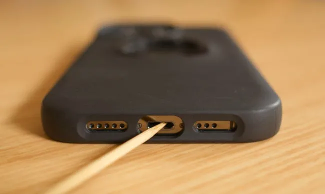 Nettoyez le port Lightning d'un iPhone avec un cure-dent