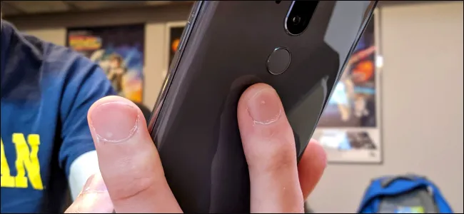 Android フォンの背面にある誰かの指。