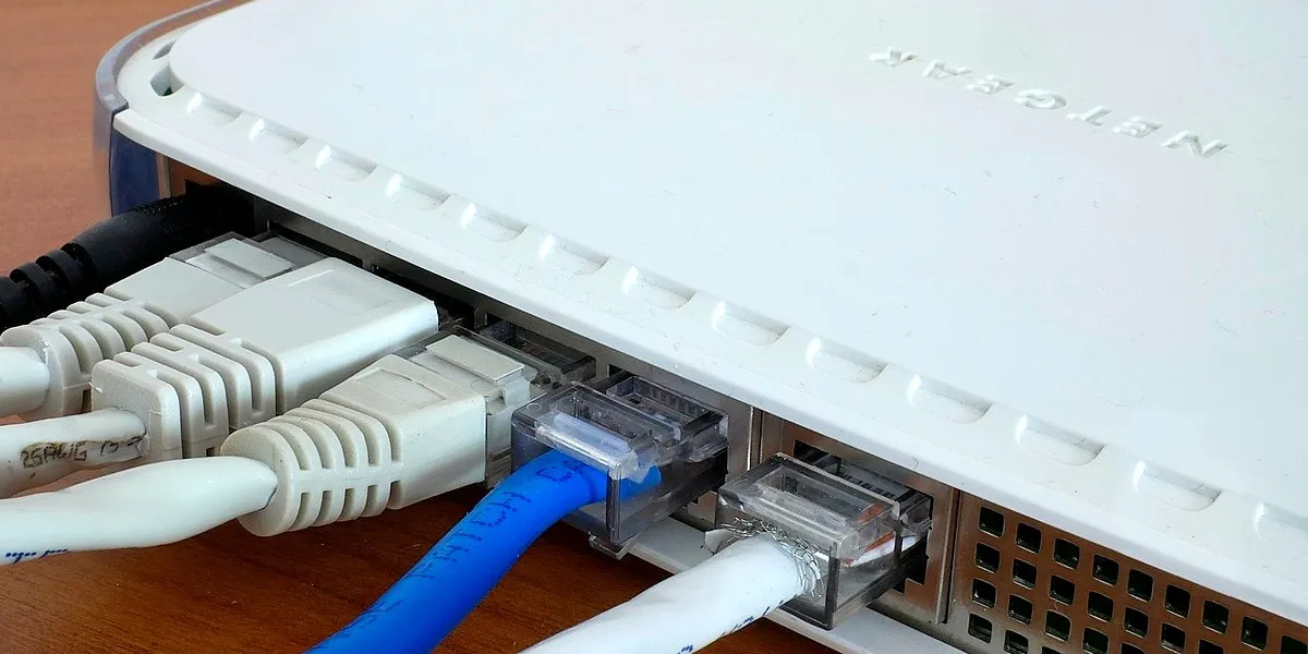 Router met aangesloten kabels.