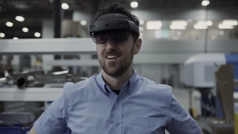 Un hombre con HoloLens 2 en la cabeza