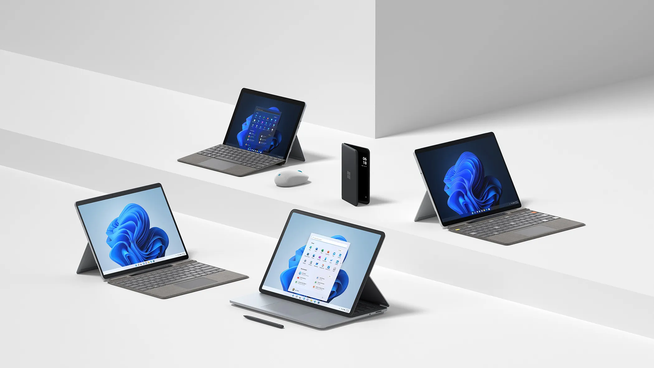 Dispositivos Surface Pro 8 Laptop Studio Go 3 Pro X y Duo 2 colocados en un fondo blanco