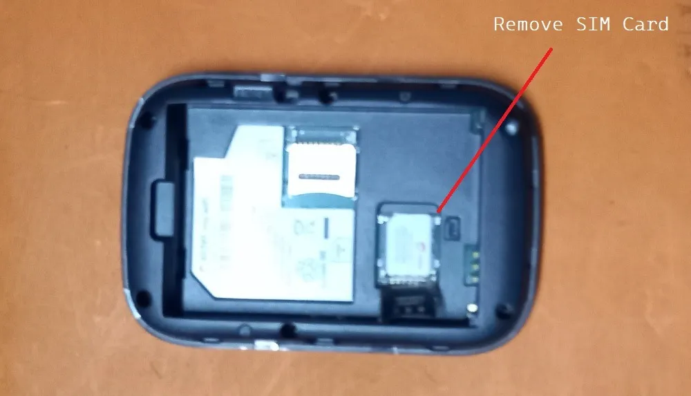 Rimozione della scheda SIM dal dispositivo MiFi rilasciando il coperchio della scheda SIM.