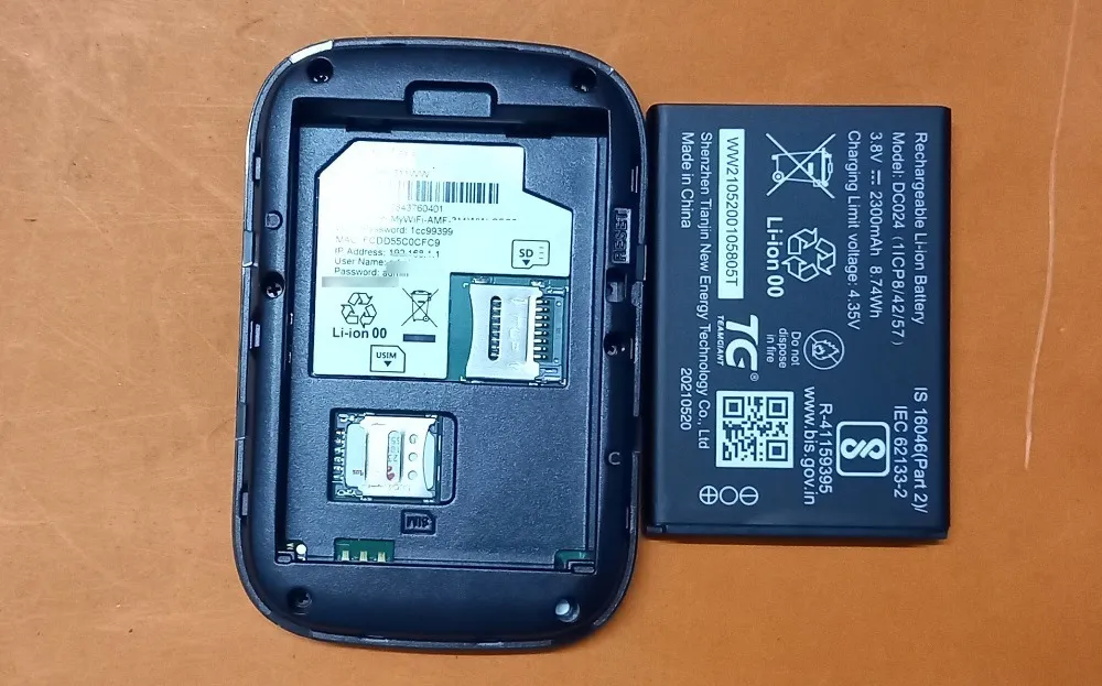 De simkaart is opnieuw in de beschikbare sleuf in het mifi-apparaat geplaatst en de batterij is zichtbaar.