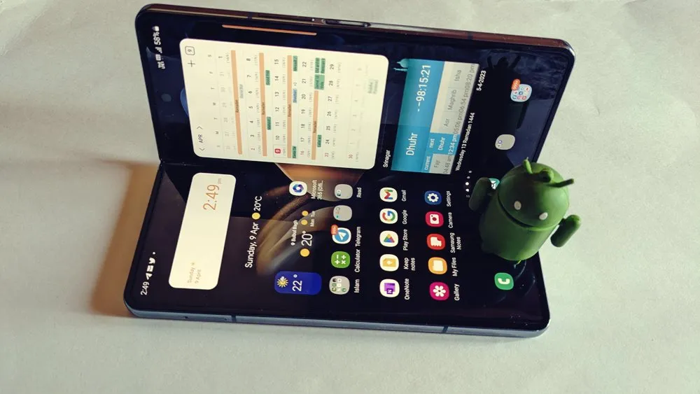 Téléphone Samsung affichant une interface avec des applications.
