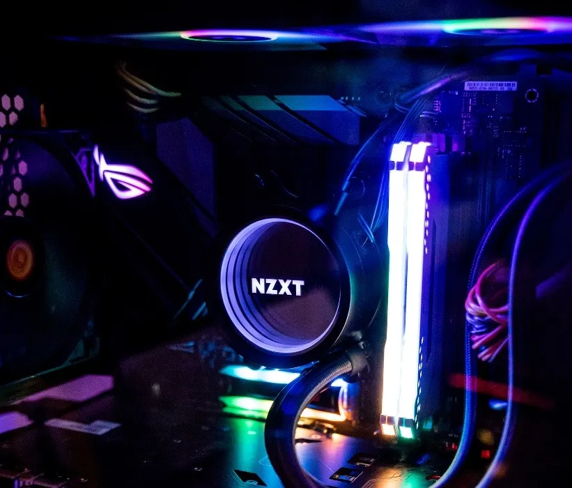 Olhe para dentro do PC com iluminação RGB ligada.