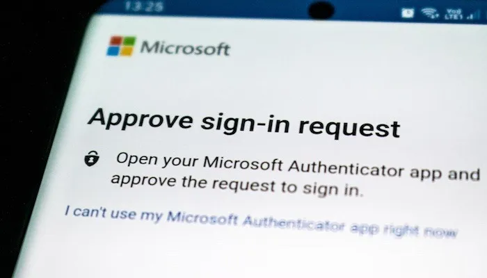 Verzoek om aanmeldingsverzoek goed te keuren via de Microsoft Authenticator-app.
