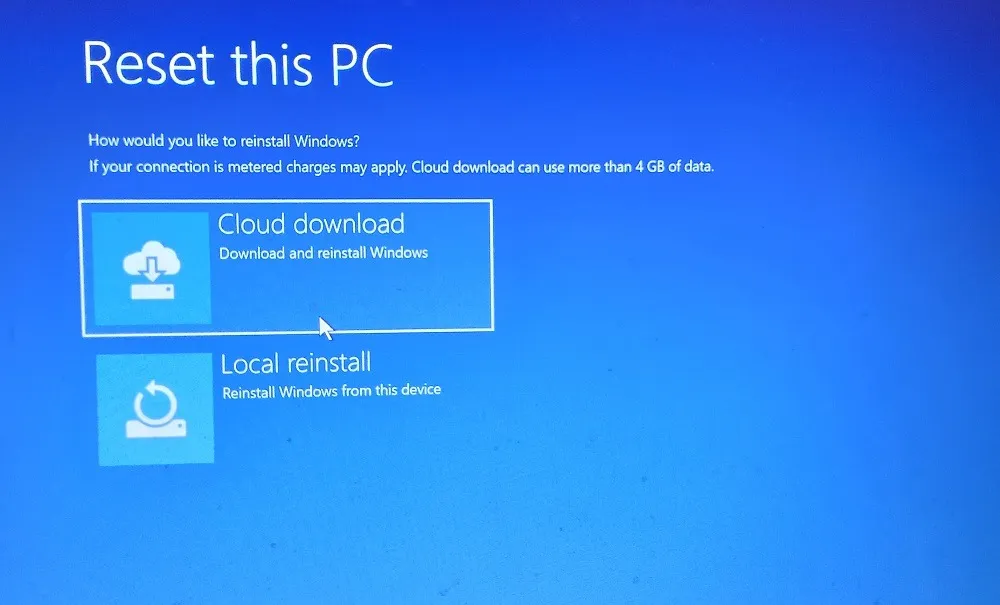セーフ モードでの Windows 11 PC リセットでクラウド ダウンロード オプションを選択する。