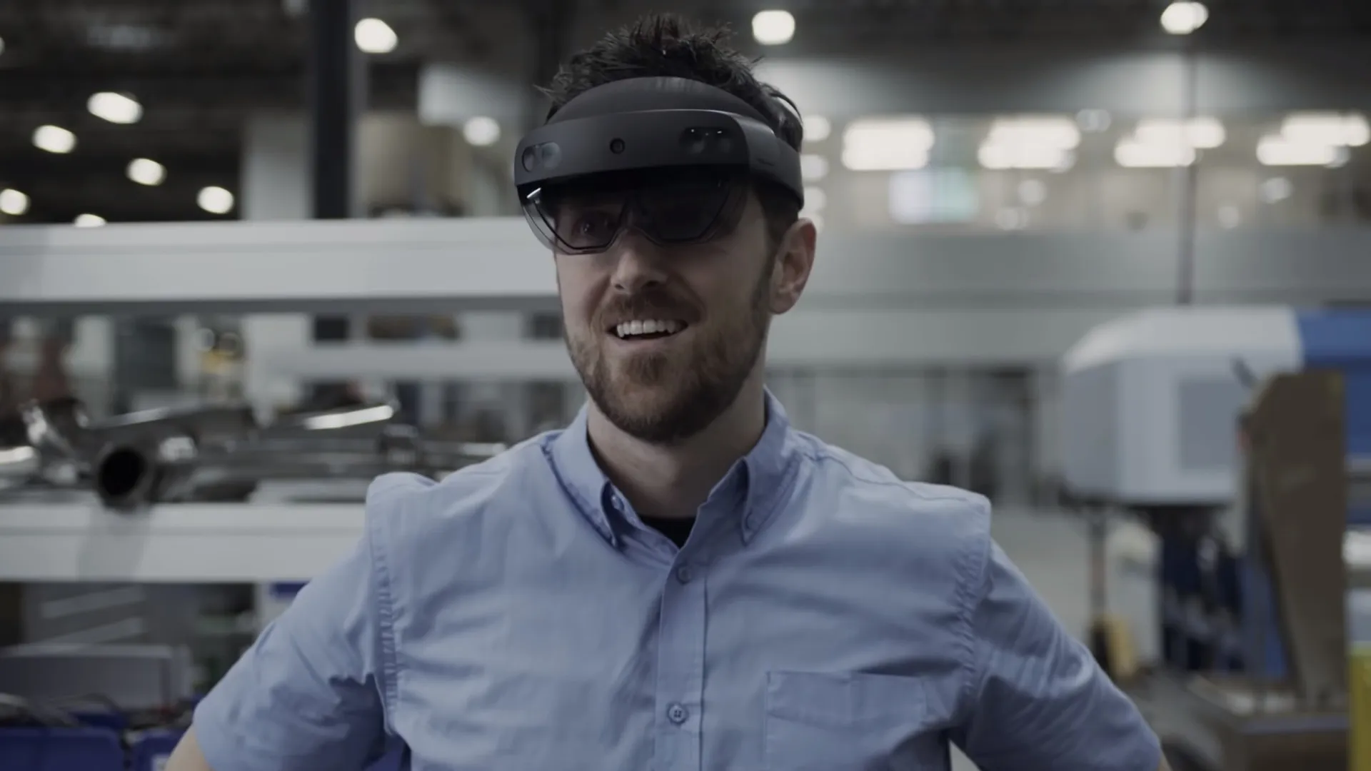 Um homem com HoloLens 2 na cabeça