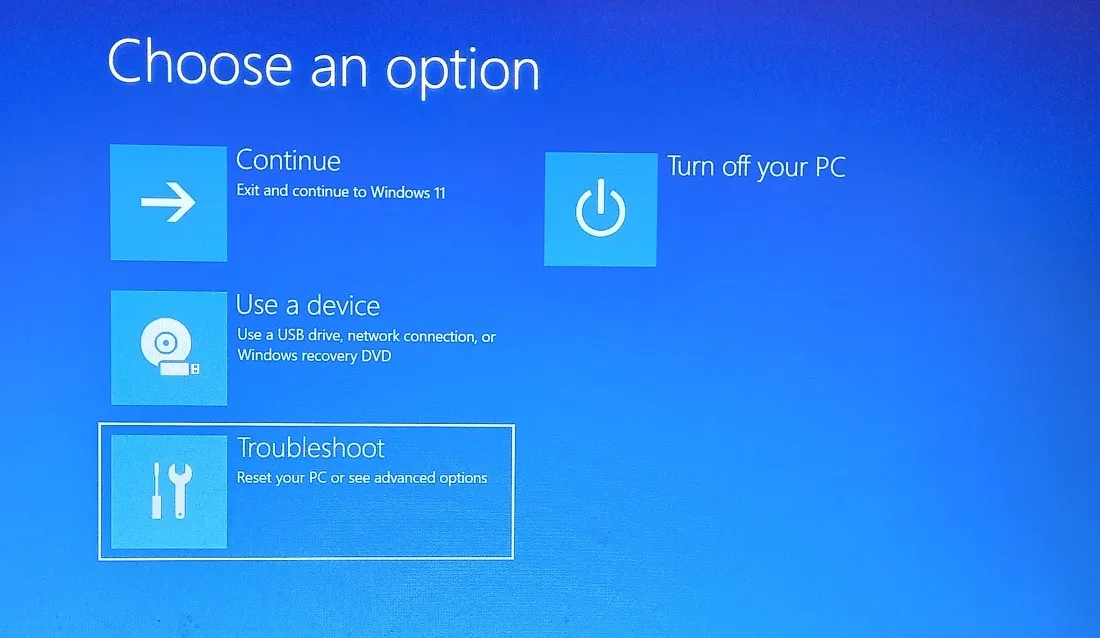 [Windows Advanced スタートアップでのトラブルシューティング] を選択します。