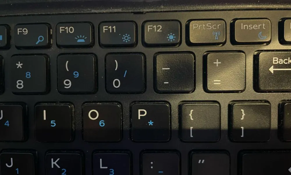 筆記本電腦鍵盤上 F11/F12 鍵上的太陽圖標