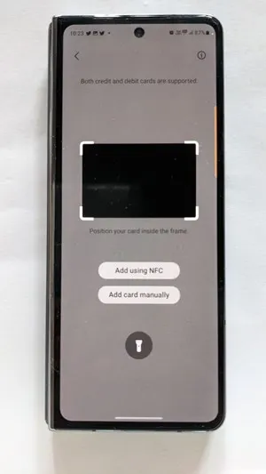 Skanowanie nowej karty do aplikacji Samsung Wallet.