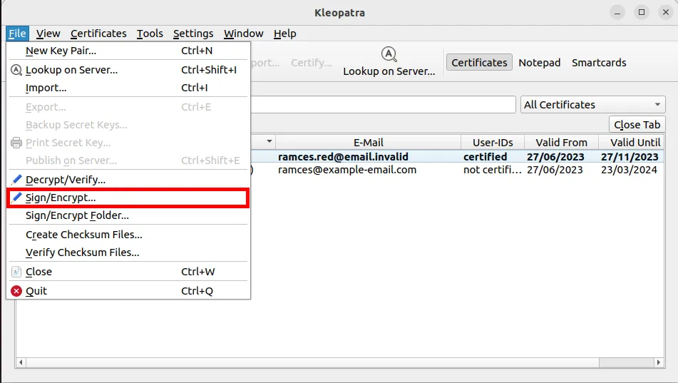 Una captura de pantalla que muestra el indicador de cifrado de archivos en GNU Kleopatra.