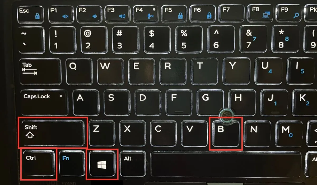 Visualização do teclado em um laptop que está jogando.