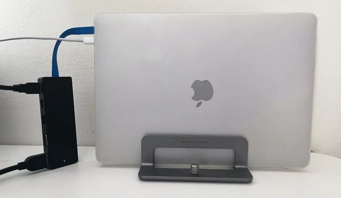 MacBook-Adapter angeschlossen