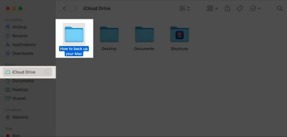 Finder を開いて iCloud Drive に移動し、フォルダーとファイルをドラッグ アンド ドロップします。