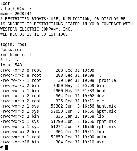 Uno screenshot della root shell di 7th Edition Research Unix.