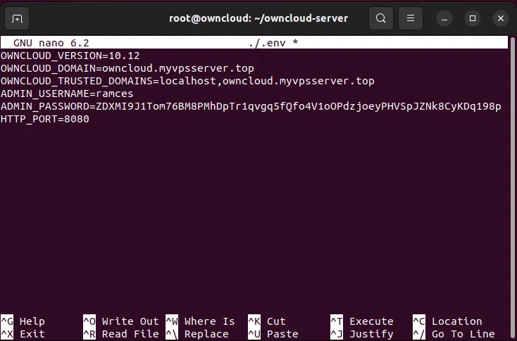 Un terminale che mostra un semplice file delle variabili di ambiente Docker Compose di ownCloud.