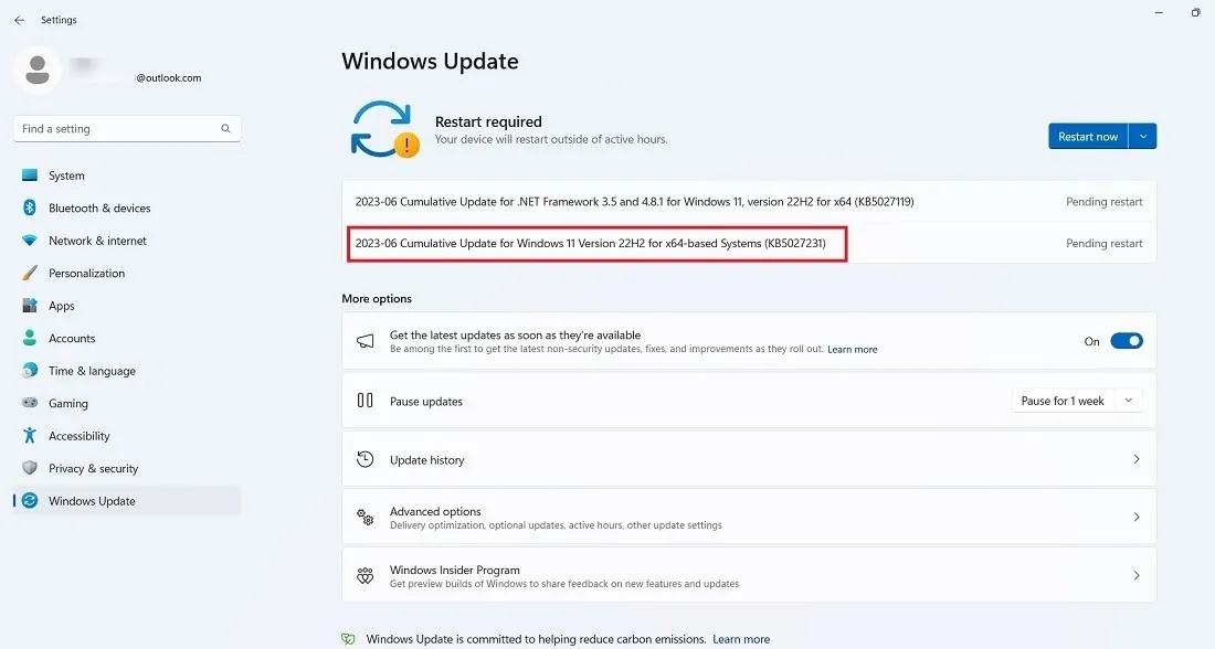 Installation des Windows 11-Updates KB5027231, dessen Neustart aussteht.