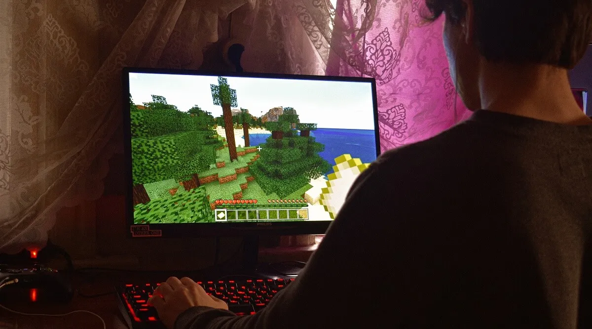 Joueur jouant à Minecraft sur un PC de jeu.