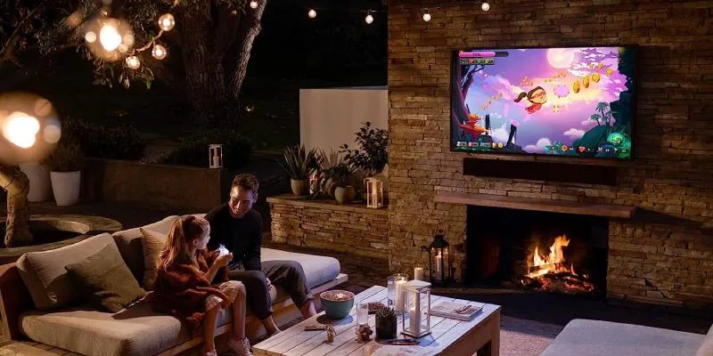 Samsung Terrace TV all'aperto sul patio coperto