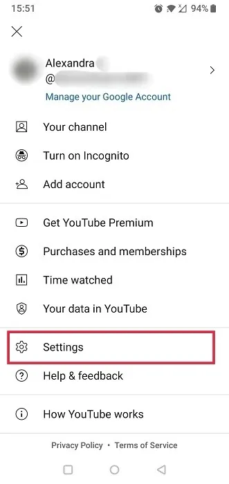 Seleccionando Configuración del menú en la aplicación de YouTube para Android.
