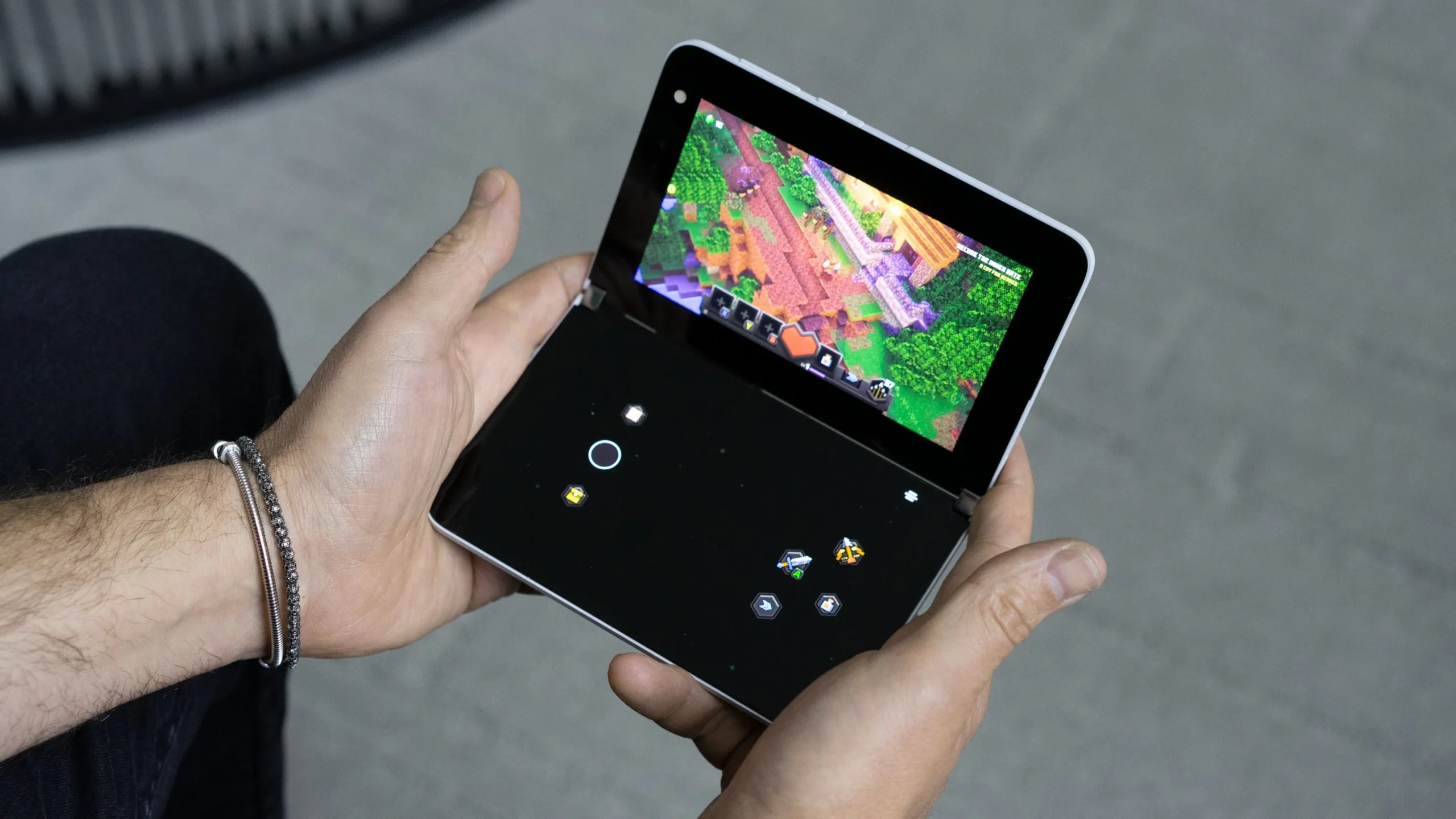 Een Surface Duo waarop Minecraft Dungeons wordt uitgevoerd met behulp van Xbox Cloud Gaming met bedieningselementen op het onderste scherm