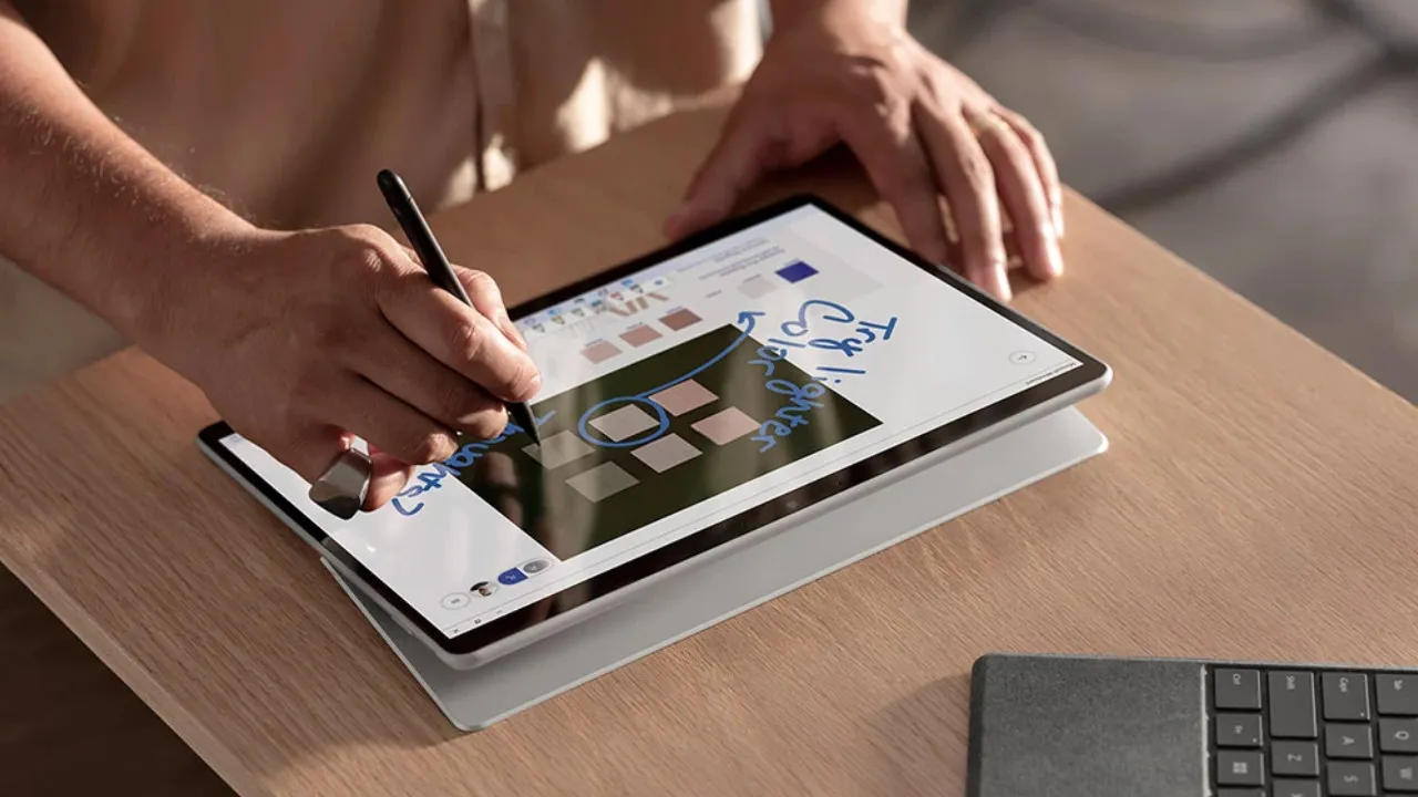 Uma foto de um tablet Surface Pro X