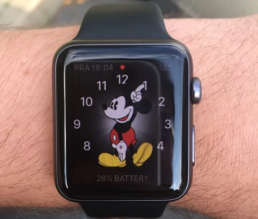ミッキーマウスの顔と通知アイコンが付いた Apple Watch