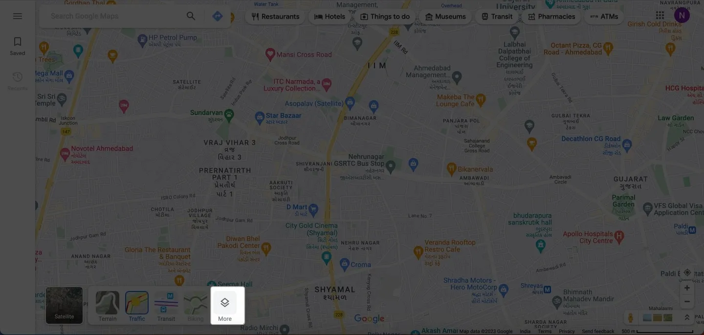 Klicken Sie in Google Maps auf die Option „Mehr in Ebenen“.
