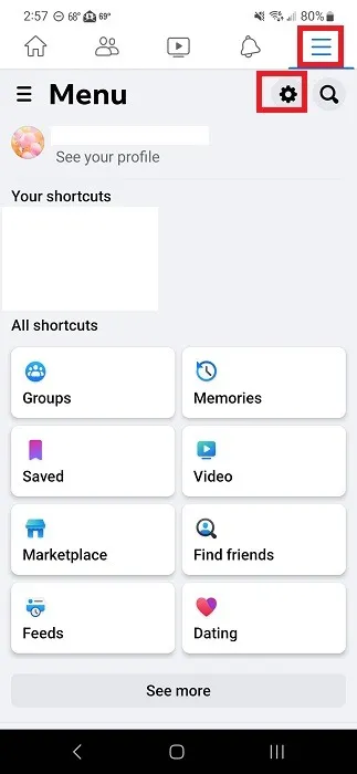 Toccando l'icona a forma di ingranaggio nell'app Facebook.
