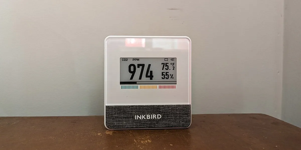 Monitor de calidad del aire Inkbird en uso