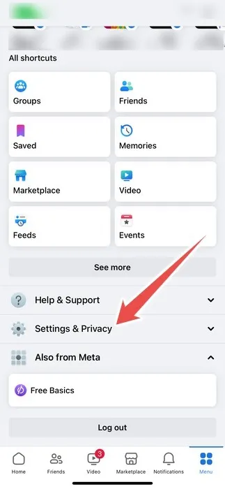 L'opzione Impostazioni e Privacy nella pagina del menu nell'app Facebook su Iphone