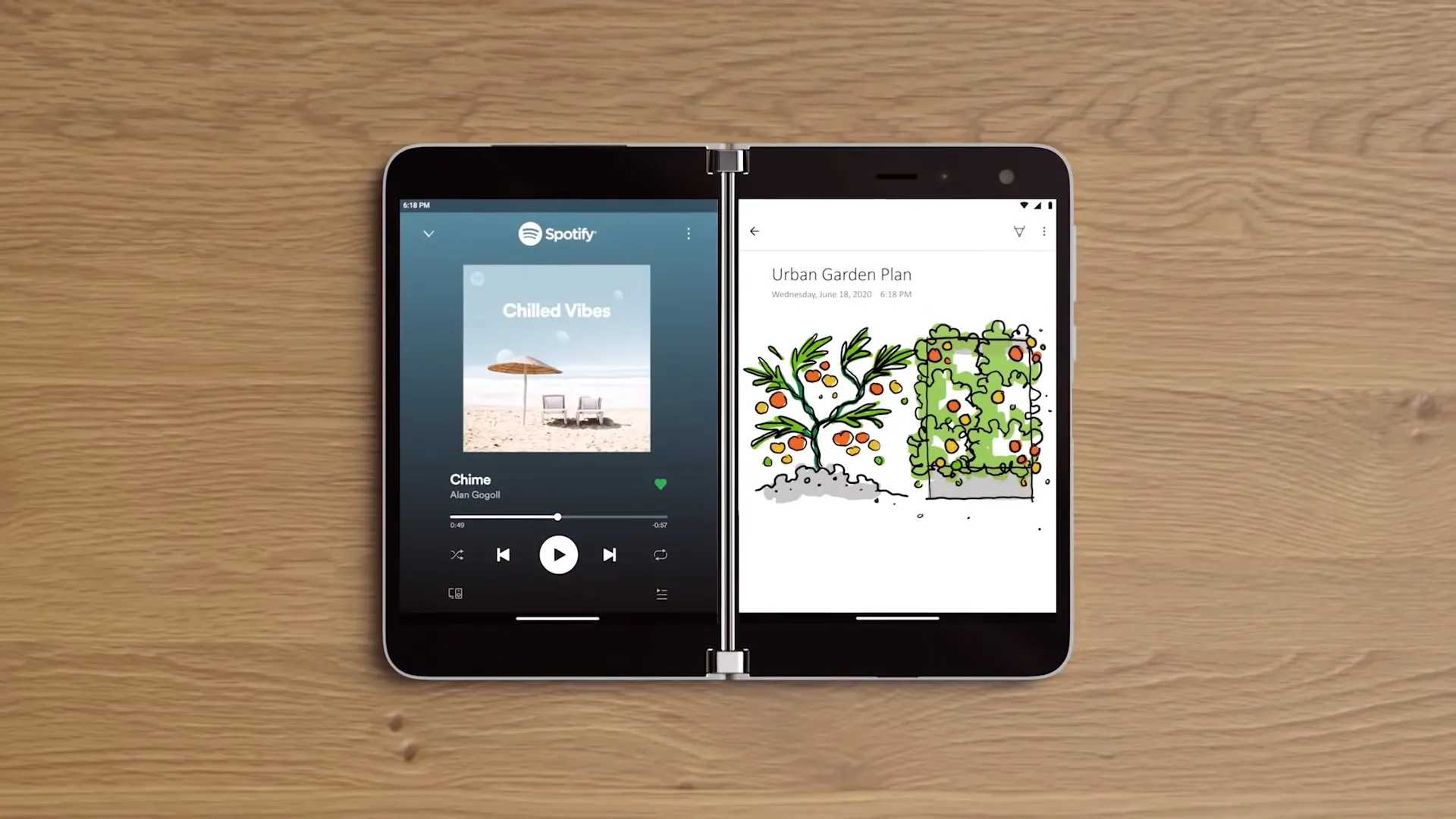 El Surface Duo original con Spotify y OneNote ejecutándose uno al lado del otro