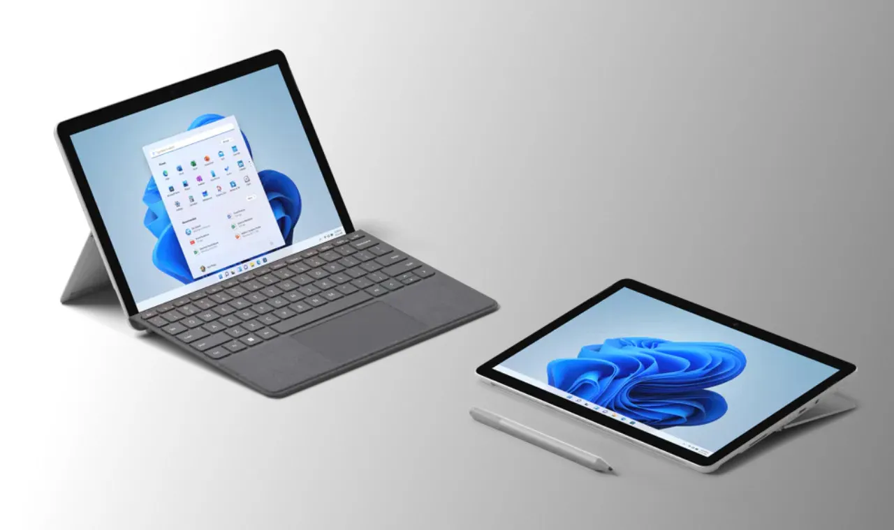 タイプ カバー キーボード付きとタイプ カバーなしの 2 台の Surface Go 3 タブレット