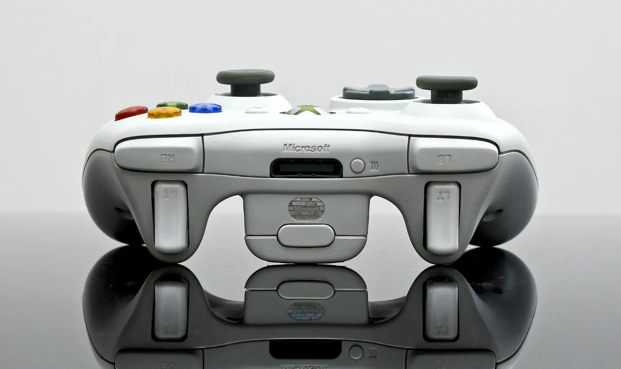 Una foto de un controlador inalámbrico Xbox 360 blanco.