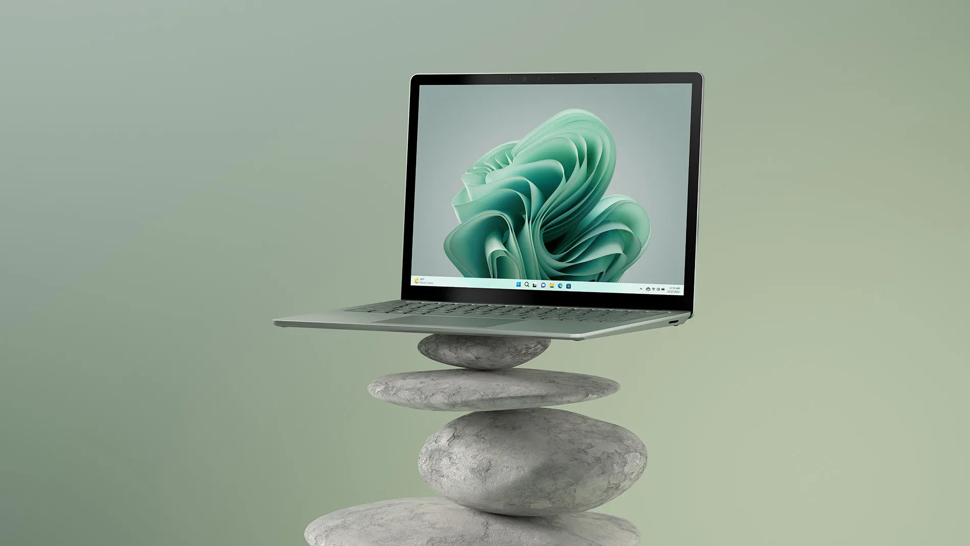 Surface Laptop 5 balanciert auf Felsen