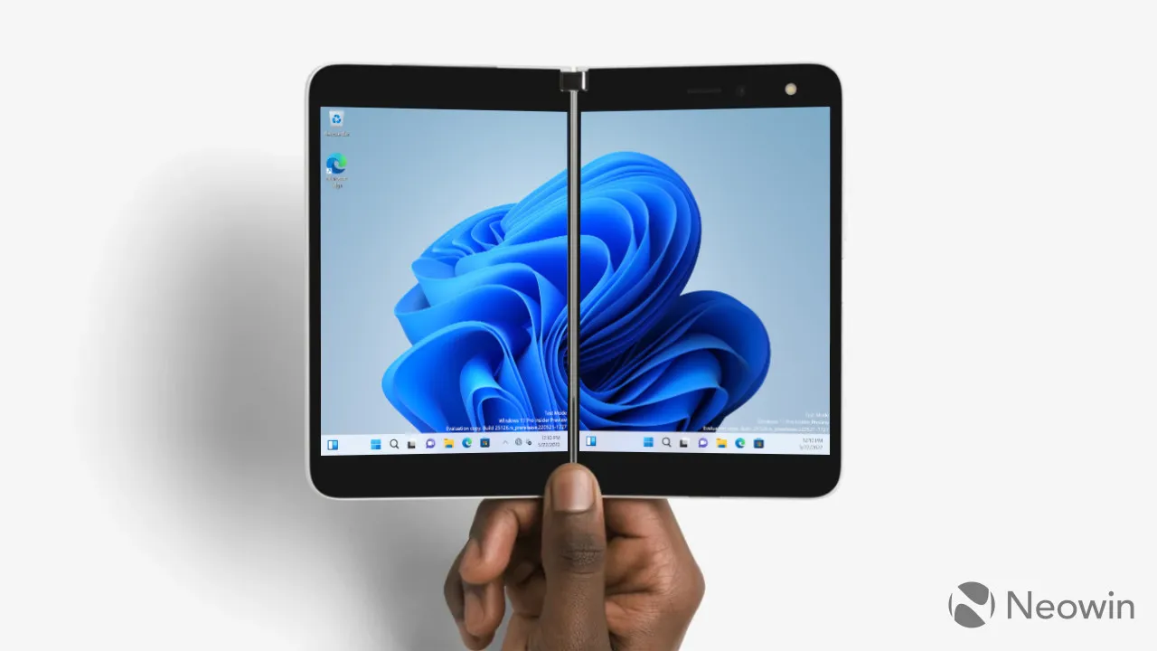 Una foto di un Surface Duo di prima generazione con Windows 11