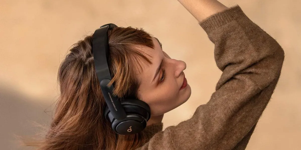 Frau benutzt Anker-Kopfhörer mit Geräuschunterdrückung