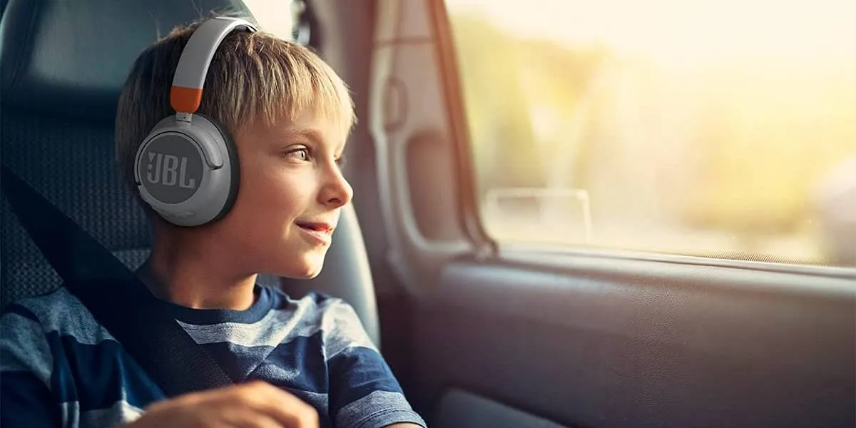 Kind in auto met JBL-hoofdtelefoon met ruisonderdrukking