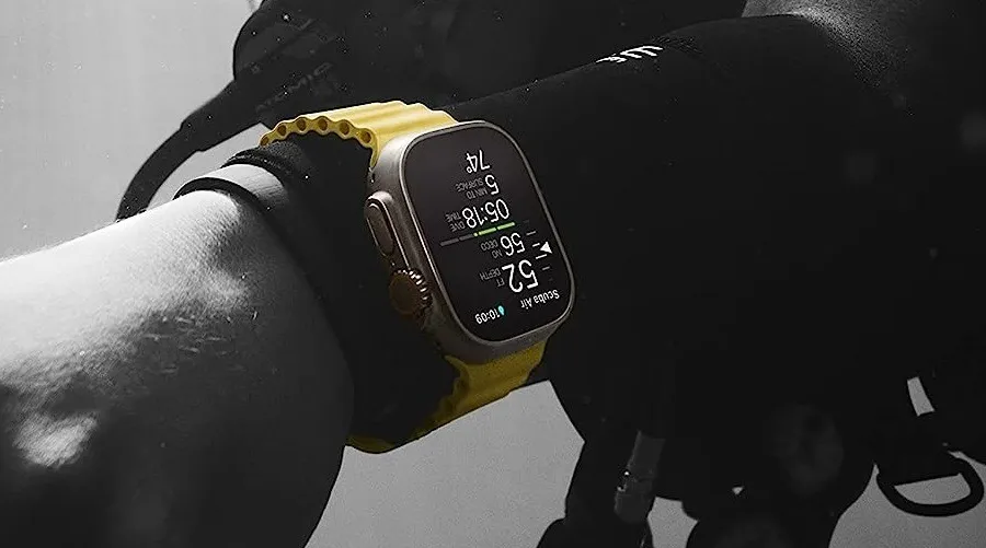 Die Apple Watch Ultra mit Schlaucharmband unter Wasser