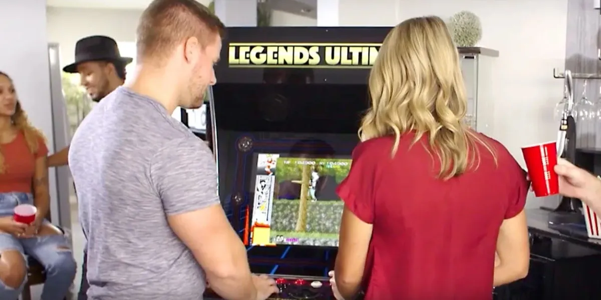 Paar spielt Arcade-Legenden
