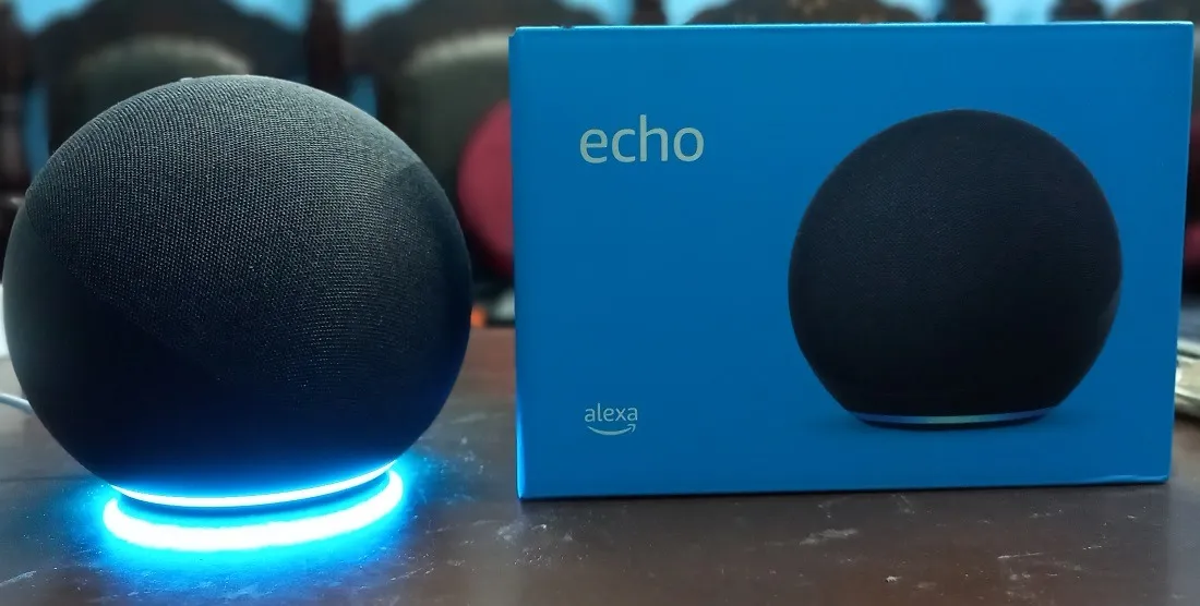 Amazon Echo 4e generatie luidspreker met zijn karakteristieke blauwe lichten is de beste optie voor slimme huisautomatisering.