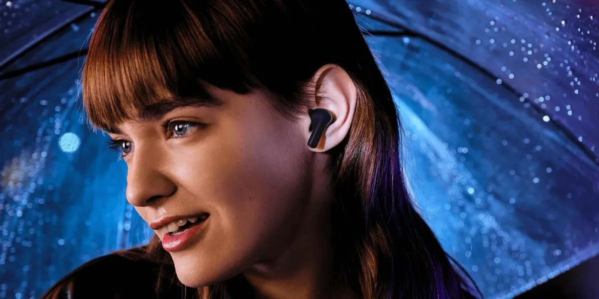 Mujer usando auriculares Xiaomi TWS