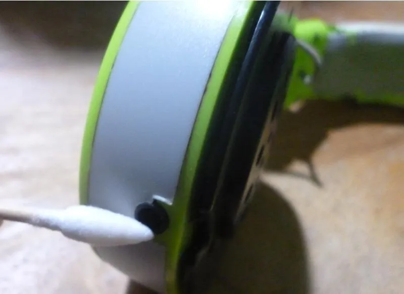 Hisopo de algodón en el conector de audio para auriculares