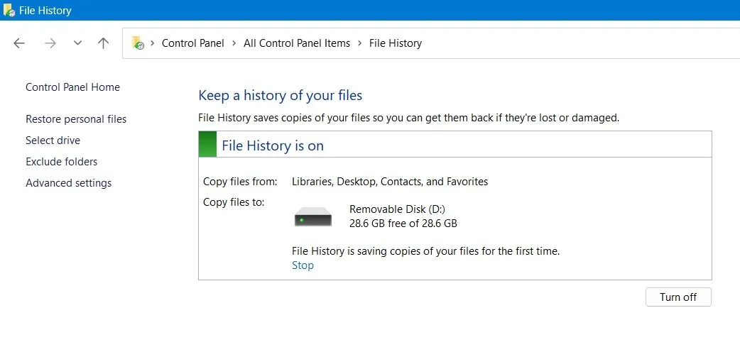 Windows 11 ではファイル履歴がオンになっており、アクティブになっています。