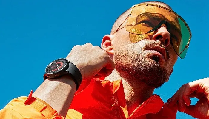 時間を表示する Galaxy Watch 5 Pro の時計を持つ男性。
