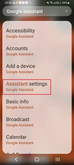 Impostazioni dell'assistente su un telefono Android trovate utilizzando il widget di ricerca.