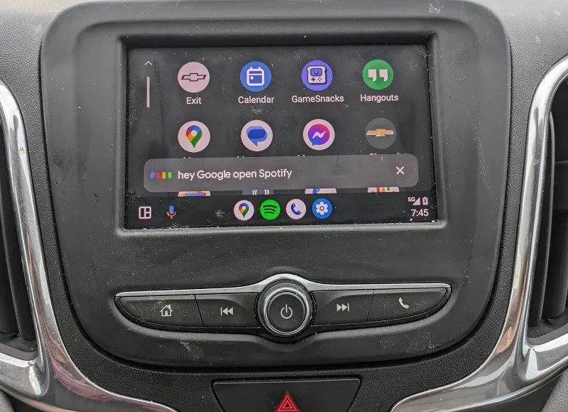 Dashboard di Android Auto che mostra il messaggio Hey Google nell'Assistente Google.