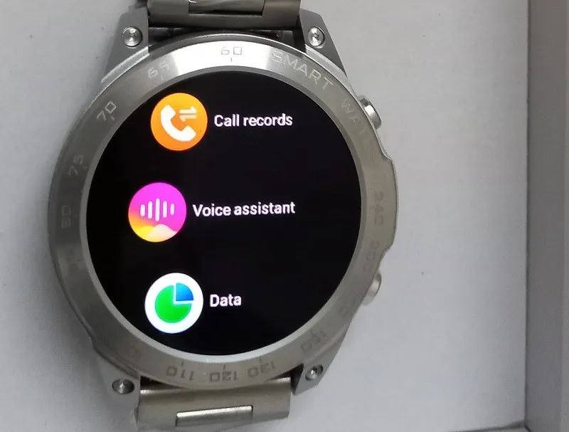 Open de Voice Assistant-optie in Android smartwatch.