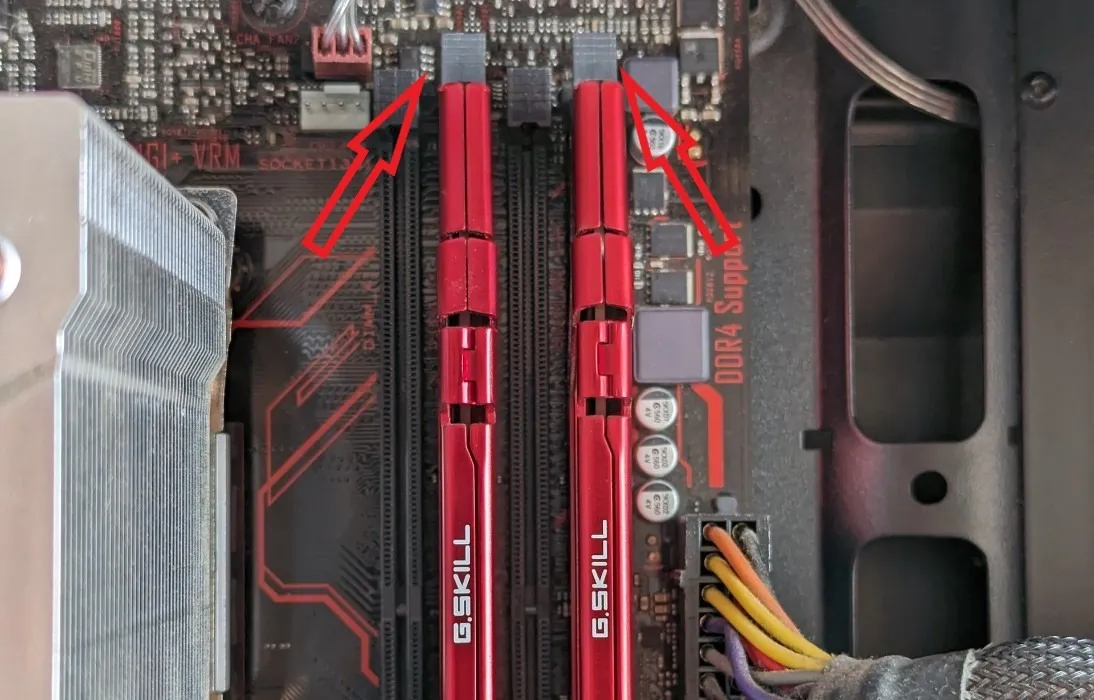 Installare il fermo dello slot di rilascio del PC desktop Ram 1